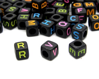 Alphabet-Würfelperlen, A bis Z Buchstabenwürfelperlen aus Plastik mit großem Loch - 6 mm - Schwarz mit bunten Buchstaben