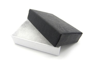 Grauer/schwarzer Schmuckring/Ohrring-Geschenkkarton 4,5 x 6,1 x 1,6 cm - schlicht mit Ledermotiv (1 Stück)
