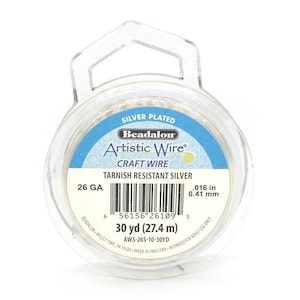 Może przedstawiać: Szpula posrebrzanego drutu Beadalon Artistic Wire w przezroczystym plastikowym opakowaniu. Etykieta zawiera napis Tarnish Resistant Silver, 26 GA, 0,41 mm oraz 27,4 m. Opakowanie posiada kod kreskowy oraz tekst Beadalon Artistic Wire Craft Wire.