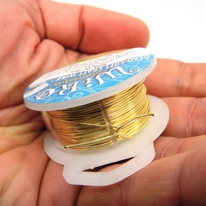 Puede incluir: Una bobina de alambre artesanal de color dorado, muy flexible. La bobina est&aacute; etiquetada con "Wire" y un dise&ntilde;o azul y blanco. La etiqueta tambi&eacute;n dice "Dead Soft Craft Wire" y "Platinum Jewelry."