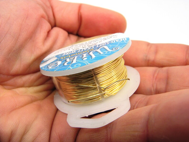 Puede incluir: Una bobina de alambre artesanal de color dorado, muy flexible. La bobina est&aacute; etiquetada con "Wire" y un dise&ntilde;o azul y blanco. La etiqueta tambi&eacute;n dice "Dead Soft Craft Wire" y "Platinum Jewelry."