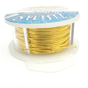 Puede incluir: Una bobina de alambre artesanal de color dorado, muy flexible. La bobina est&aacute; etiquetada con "Wire" y "Dead-Soft Craft Wire".