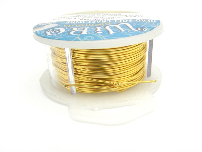 Puede incluir: Una bobina de alambre artesanal de color dorado, muy flexible. La bobina est&aacute; etiquetada con "Wire" y "Dead-Soft Craft Wire".