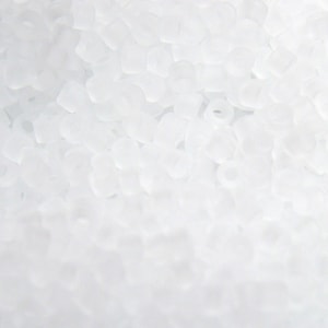 8gr Runde Miyuki Delica Perlen 11/0 (1,6x1,3mm) -  Mat Transparent Crystal DB 741