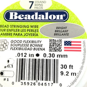 Può includere: Un rocchetto bianco di filo per infilare perline Beadalon a 7 fili. Il filo ha un diametro di 0,012 pollici e 0,30 mm. Il rocchetto contiene 30 piedi (9,2 metri) di filo. L'etichetta indica anche "Good Flexibility, Souplesse Bonne, Flexibilidad Buena".