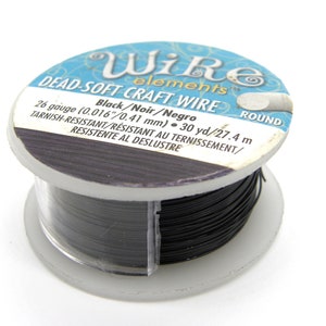Pode incluir: Uma bobina de fio artesanal preto, de calibre 26, de toque suave. O fio é resistente ao deslustre e tem forma redonda. A bobina está etiquetada "Wire Elements Dead-Soft Craft Wire Black/Noir/Negro 26 gauge (0.016"/0.41 mm) 30 yd/27.4 m Tarnish-Resistant/Resistant au ternissement/Resistente al deslustre Round".