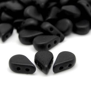 Amos par Puca® druppelvormige Tsjechische glaskralen met 2 gaten - 5,5 x 2,5 mm - gitzwart mat - 10 g (~ 53 kralen)