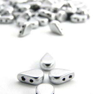 Amos par Puca® druppelvormige Tsjechische glaskralen met 2 gaten - 5,5 x 2,5 mm - zilveraluminium mat - 10 g (~ 53 kralen)