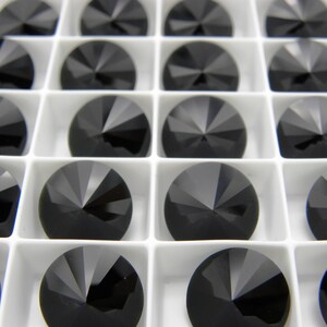 Swarovski® 1122 Rivoli, ronde facetgeslepen stenen 14 mm Jet Black Ongefoild zwart aan beide zijden 2 stuks afbeelding 3