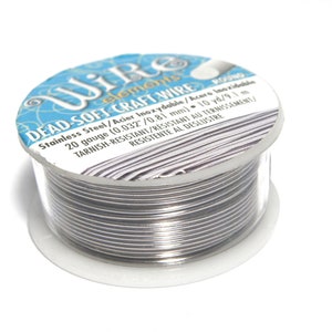 Op de afbeelding: Een spoel zilverkleurige, zachte draad voor knutselen. Het etiket vermeldt "Dead-Soft Craft Wire", "Stainless Steel/Acier Inoxydable/Acer", "20 gauge (0.032"/0.81 mm)", "10 yd/9.1 m", "Tarnish-Resistant/Resistant au ternissement/Resistente al deslustre".