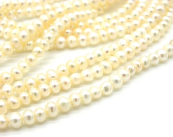 Kleine unregelmäßige runde Süßwasserperlen - 4 x 5 mm - Weiß - 1 Strang od. 20 Perlen