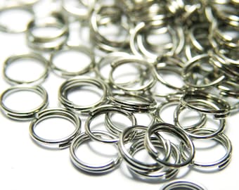 Könnte beinhalten: Ein Haufen silberner Sprungringe, eine Art Metallring, der für die Schmuckherstellung und das Basteln verwendet wird.