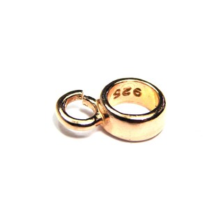 Puede incluir: Anillo de metal dorado con un peque&ntilde;o bucle en un lado. El anillo est&aacute; marcado con el n&uacute;mero "925" en el interior.