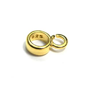 Puede incluir: Anillo de salto de metal dorado con un sello 925, un bucle redondo y un peque&ntilde;o gancho.