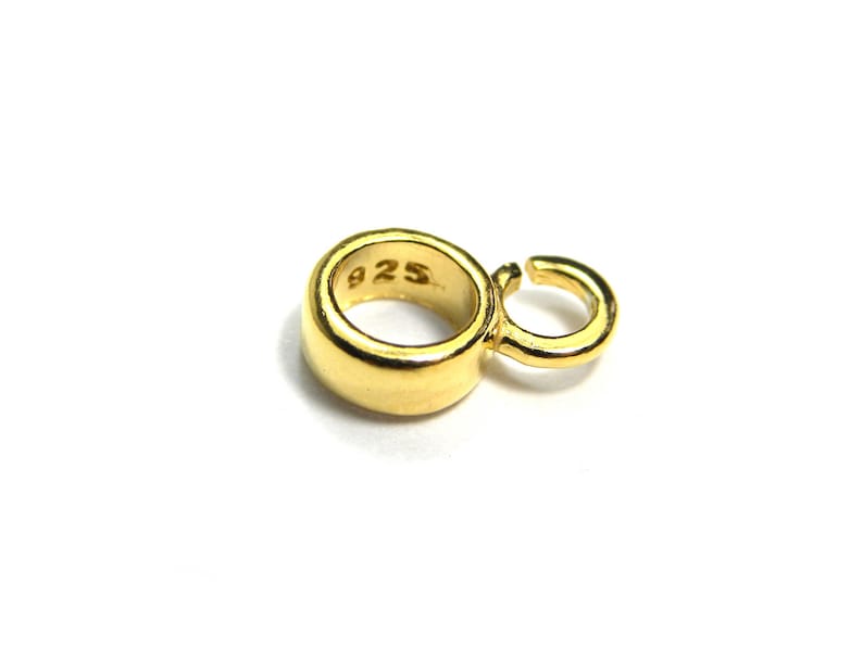 Puede incluir: Anillo de salto de metal dorado con un sello 925, un bucle redondo y un peque&ntilde;o gancho.