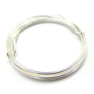 Op de afbeelding: Een rol zilverkleurig draad, perfect voor het maken van sieraden of knutselprojecten.