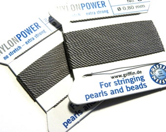 Griffin NylonPower Beading String - Cordon de nouage de perles avec aiguille - GRIS (2 m/6,6 pieds)