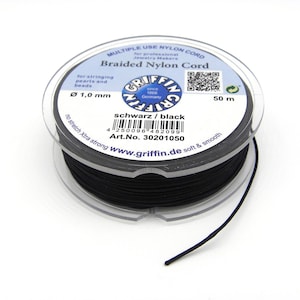 Op de afbeelding: Een spoel met zwarte gevlochten nylon koord, 1,0 mm dik, 50 meter lang. De koord is gelabeld "Multiple Use Nylon Cord" en "Braided Nylon Cord". Het is gemaakt door Griffin, een Duits bedrijf.