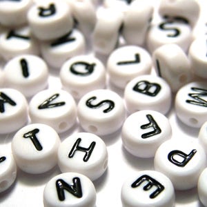 Contas redondas de acrílico branco com alfabeto de 7 mm (0,28 pol.) - Letras pretas em contas brancas (várias opções)