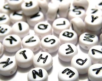 7 mm (0,28 inch) ronde acryl witte alfabetkralen - wit/zwart - gemengde letterkralen (200 stuks), compleet A-Z, individuele letters (5 kralen)