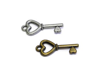 Breloque clé vintage en forme de coeur 26 mm - Alliage de métal - Or vieilli ou argent vieilli (Lot de 2)