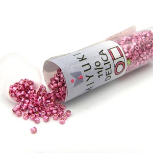 11/0 (1,6x1,3mm) Runde Miyuki Delica Perlen (7,2 gr Röhrchen) - Galvanized Hot Pink (DB-1840)