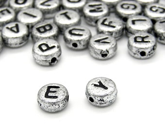 Runde Alphabetperlen, A bis Z Buchstabenperlen aus metallisiertem Plastik/Acryl - 7 mm - nach Wahl - Silber mit schwarzen Buchstaben