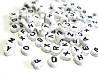 Perles alphabet coeur en acrylique 8 mm - Blanc/noir - Mélange de lettres lettres (50 ou 100 perles) ou lettres de A à Z séparées (5 perles)