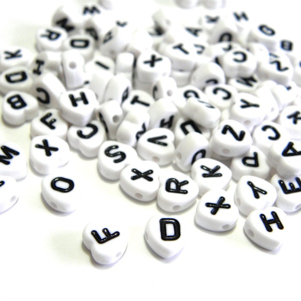 Perles alphabet coeur en acrylique 8 mm - Blanc/noir - Mélange de lettres lettres (50 ou 100 perles) ou lettres de A à Z séparées (5 perles)