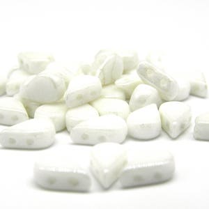 Amos par Puca® druppelvormige Tsjechische glaskralen met 2 gaten - 5,5 x 2,5 mm - ondoorzichtig wit - 10 g (~ 53 kralen)