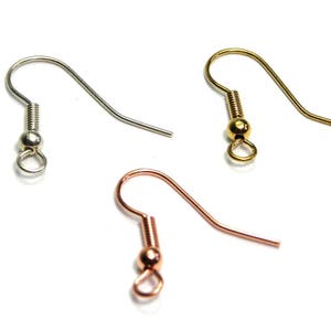 Könnte beinhalten: Drei Ohrhaken mit einer federbelasteten Verschlussschlaufe. Die Haken sind silber, gold und roségold.