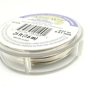 Può includere: Un rotolo di filo argentato placcato, calibro 20, lungo 25 piedi (7,6 metri). Il filo ha un diametro di 0,032 pollici (0,81 millimetri). L'etichetta riporta "Artistic Wire" e include il numero di prodotto, il calibro, la lunghezza e le dimensioni.