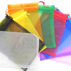 Könnte beinhalten: Eine Auswahl an farbenfrohen Organza-Geschenktüten in Orange, Gelb, Grün, Rot, Blau und Lila. Jede Tasche hat einen Kordelzugverschluss und eine kleine Schlaufe oben. Die Taschen sind aus transparentem Material.