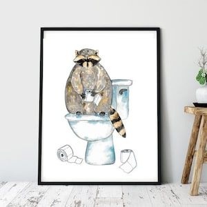 Puede incluir: Una pintura de acuarela de un mapache sentado en un inodoro con un rollo de papel higiénico en la mano. El mapache lleva una máscara negra y tiene una cola tupida. El inodoro es blanco y tiene un asiento azul. Hay dos rollos de papel higiénico en el suelo.