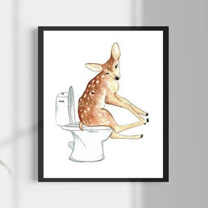 Könnte beinhalten: Eine Aquarellillustration eines Hirsches, der auf einer Toilette sitzt. Der Hirsch ist braun mit weißen Flecken und schaut nach unten. Die Toilette ist weiß mit einer Rolle Toilettenpapier an der Seite.