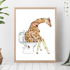 Puede incluir: Una ilustración de acuarela de una jirafa sentada en un inodoro. La jirafa es marrón y naranja sobre un fondo blanco.