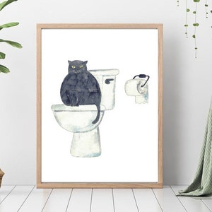 Könnte beinhalten: Ein Aquarellbild eines schwarzen Katers, der auf einer weißen Toilettenschüssel sitzt. Die Katze hat gelbe Augen und einen mürrischen Gesichtsausdruck. Die Toilettenpapierrolle hängt an der Wand hinter der Katze.