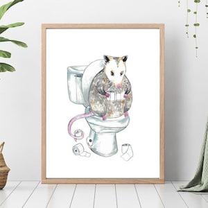Puede incluir: Una ilustración de acuarela de un opossum sentado en un inodoro con papel higiénico en sus patas. El opossum es marrón y blanco con una nariz rosa. El inodoro es blanco y tiene un asiento azul. Hay varios rollos de papel higiénico en el suelo alrededor del inodoro.