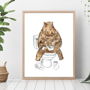 Può includere: Un dipinto ad acquerello di un ippopotamo marrone seduto su un water bianco con carta igienica sparsa intorno. L'ippopotamo tiene un rotolo di carta igienica nelle sue mani.