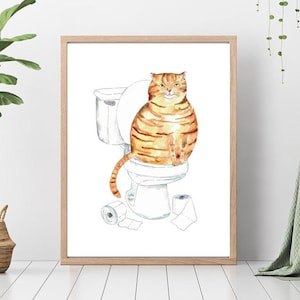 Può includere: Un dipinto ad acquerello di un gatto tabby arancione seduto su un water bianco. Il gatto guarda lo spettatore con un'espressione maliziosa. Ci sono diversi rotoli di carta igienica sparsi intorno al water.