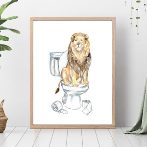 Puede incluir: Una pintura de acuarela de un león sentado en un inodoro. El león es marrón y tiene una melena larga. El inodoro es blanco y tiene un rollo de papel higiénico en el suelo al lado.