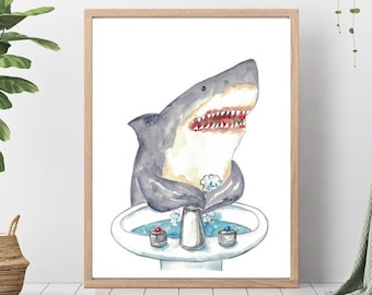 Op de afbeelding: Een aquarel-illustratie van een haai die een bad neemt in een wit porseleinen wastafel. De haai is grijs met witte markeringen en heeft een tandenrij. De wastafel heeft twee rode en blauwe knoppen.