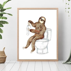 Puede incluir: Una ilustración de acuarela de un perezoso marrón sentado en un inodoro blanco, sosteniendo un rollo de papel higiénico. El perezoso está mirando el papel higiénico.