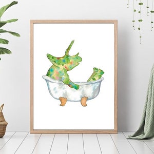 Può includere: Un dipinto ad acquerello di un dinosauro verde che fa il bagno in una vasca da bagno bianca. Il dinosauro ha un motivo colorato sulla sua pelle ed è seduto nella vasca da bagno con le gambe che sporgono.