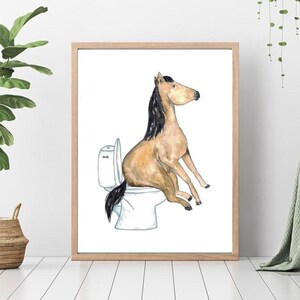 Può includere: Un'illustrazione ad acquerello di un cavallo marrone seduto su un water bianco. Il cavallo ha una criniera e una coda nere. Il cavallo sta guardando a destra.