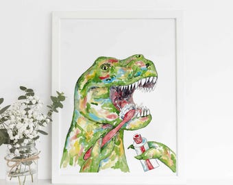 Könnte beinhalten: Aquarelldruck eines grünen Tyrannosaurus Rex, der sich mit einer roten Zahnbürste die Zähne putzt. Der Dinosaurier ist mehrfarbig mit gelben, blauen und roten Akzenten. Eine Hand drückt Zahnpasta auf die Zahnbürste. Das Kunstwerk ist weiß gerahmt.