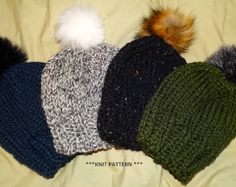 Op de afbeelding: Vier gebreide mutsen met verschillende gekleurde pompoenen. De mutsen zijn in tinten grijs, zwart, groen en blauw. De pompoenen zijn wit, zwart, bruin en grijs. De tekst "***KNIT PATTERN***" is zichtbaar onderaan de afbeelding.