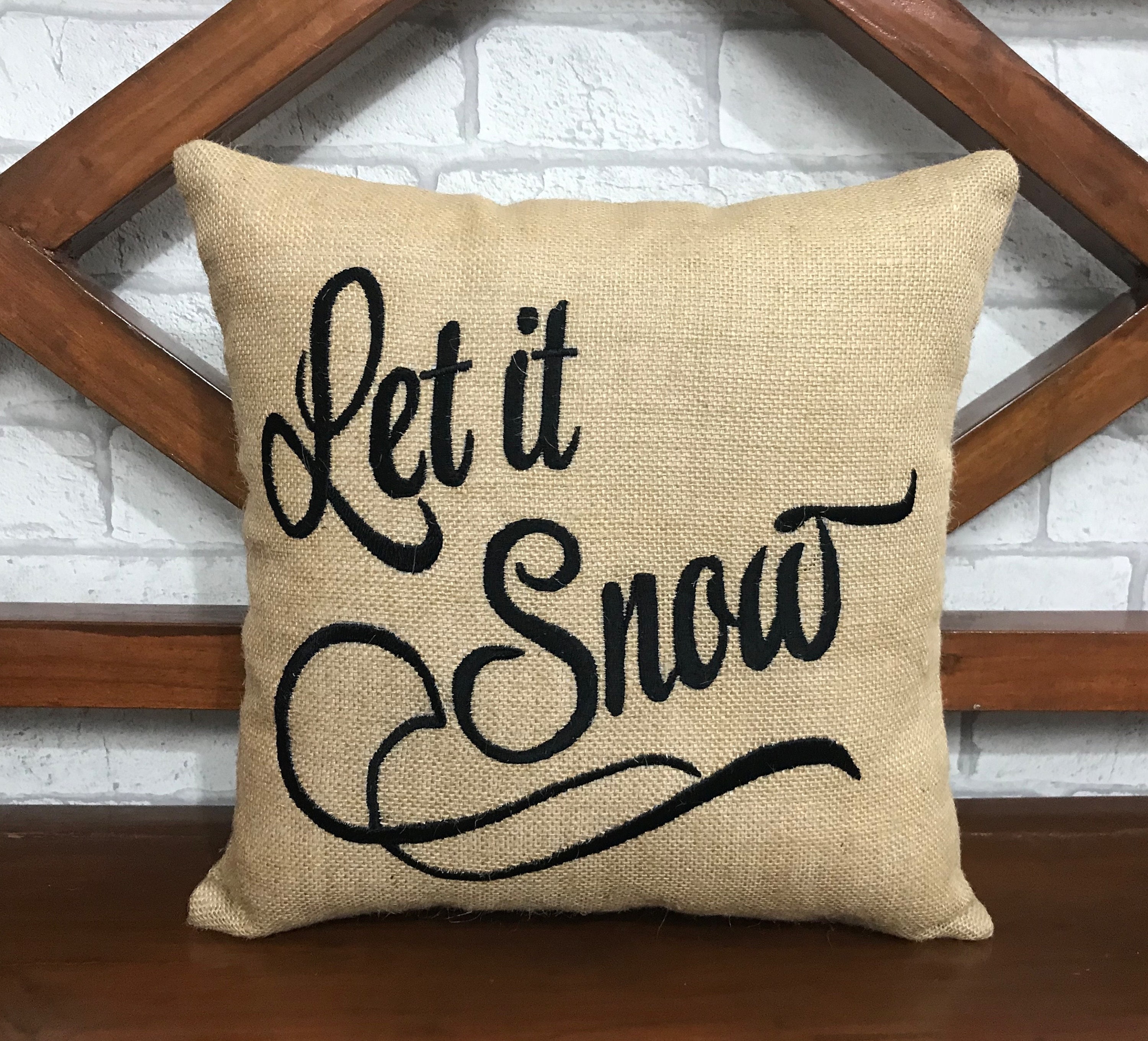 30% Vente Let It Snow Pillow, Oreiller de Noël, Cottage Decor, Broderie à La Main, Forme d'oreiller 