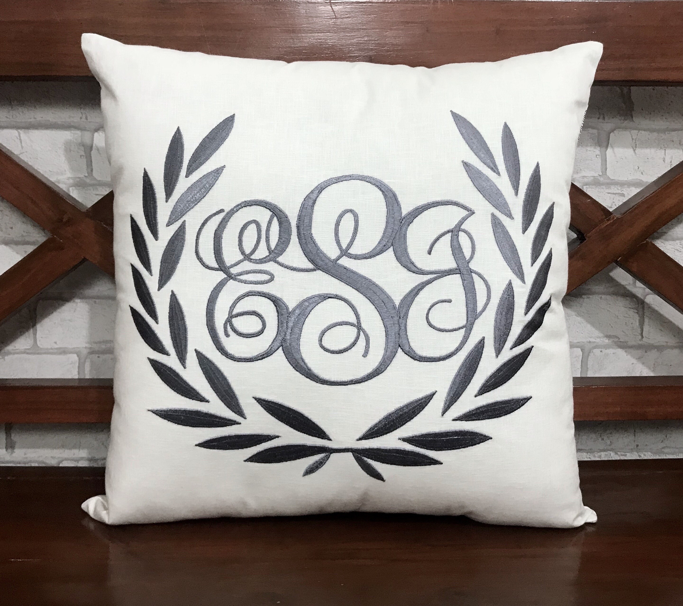 30% Vente Monogram Oreiller, Dortoir Décor, Pendaison de Crémaillère Mariage Anniversaire Cadeau Jeu