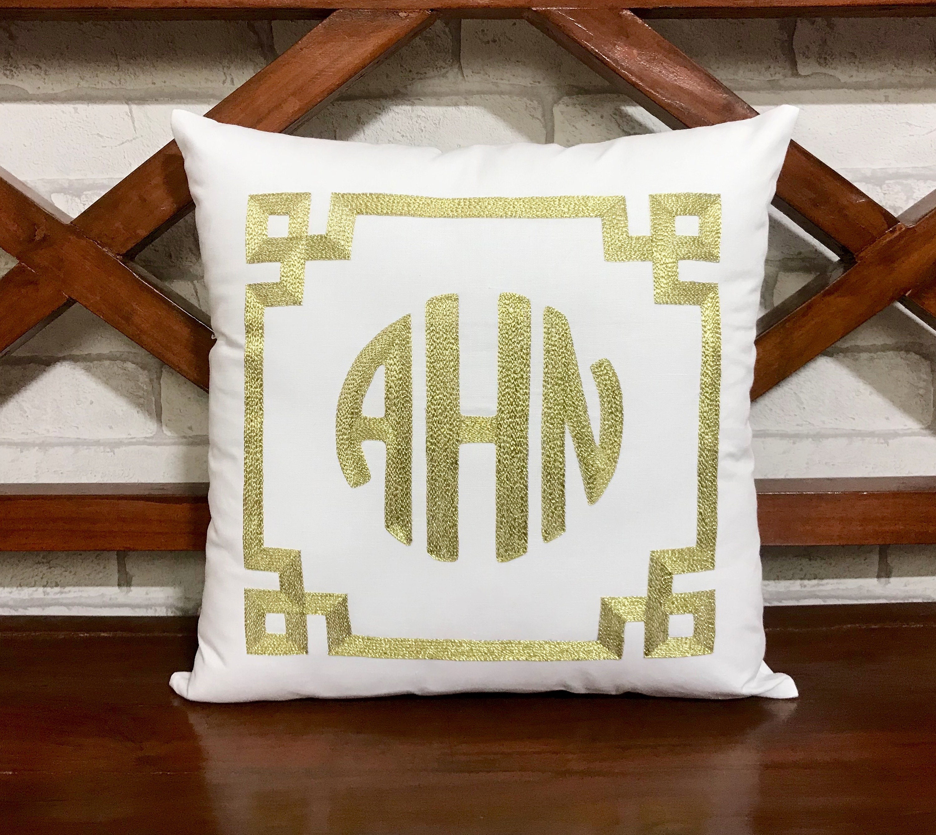 30% Off Monogram Main Oreiller Brodé, Lettre de Nom Couple Initial, Dortoir Décor, Mariage, Cadeau d